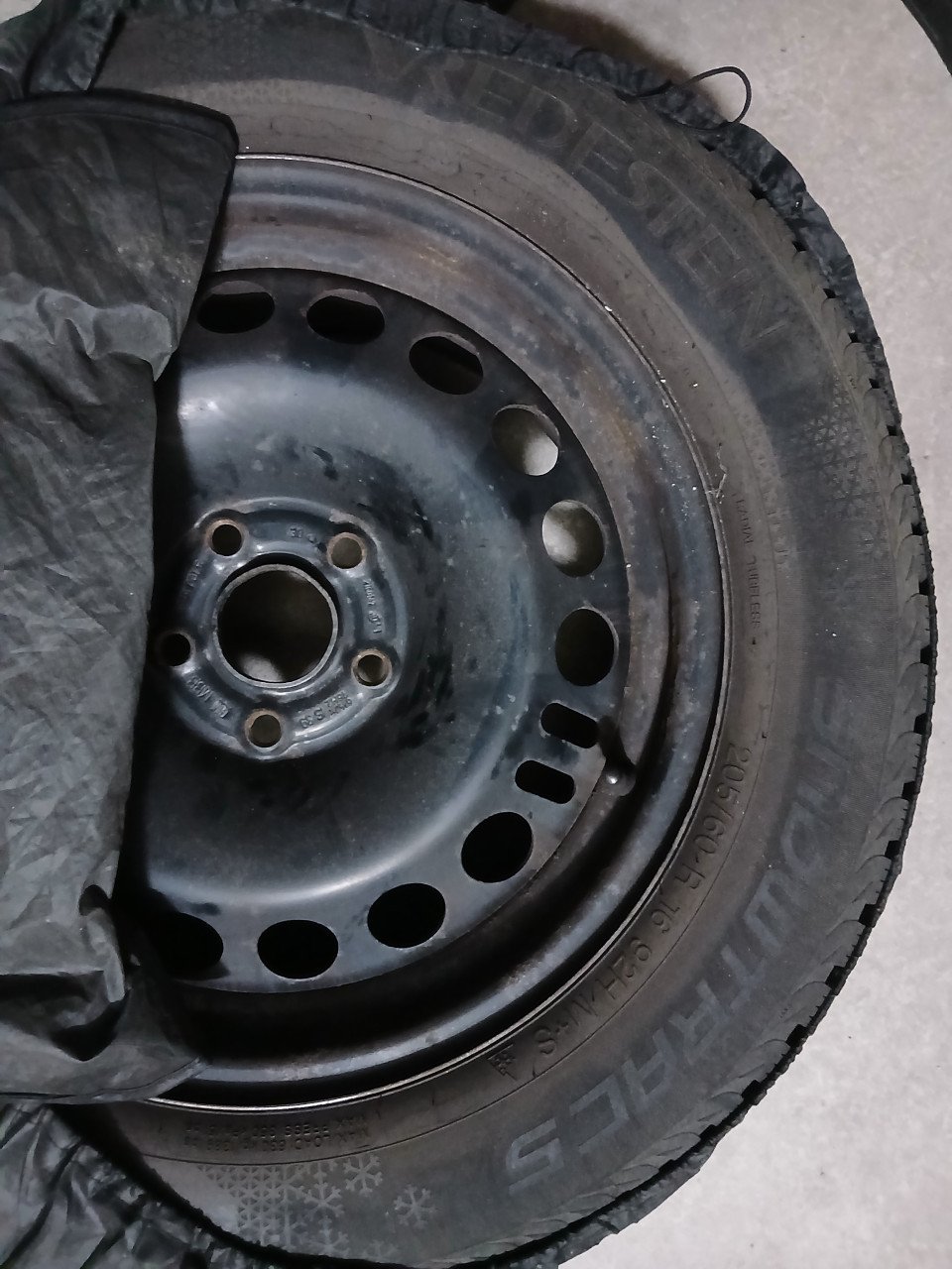 4x winterbanden op stalen velg + wieldop en hoes