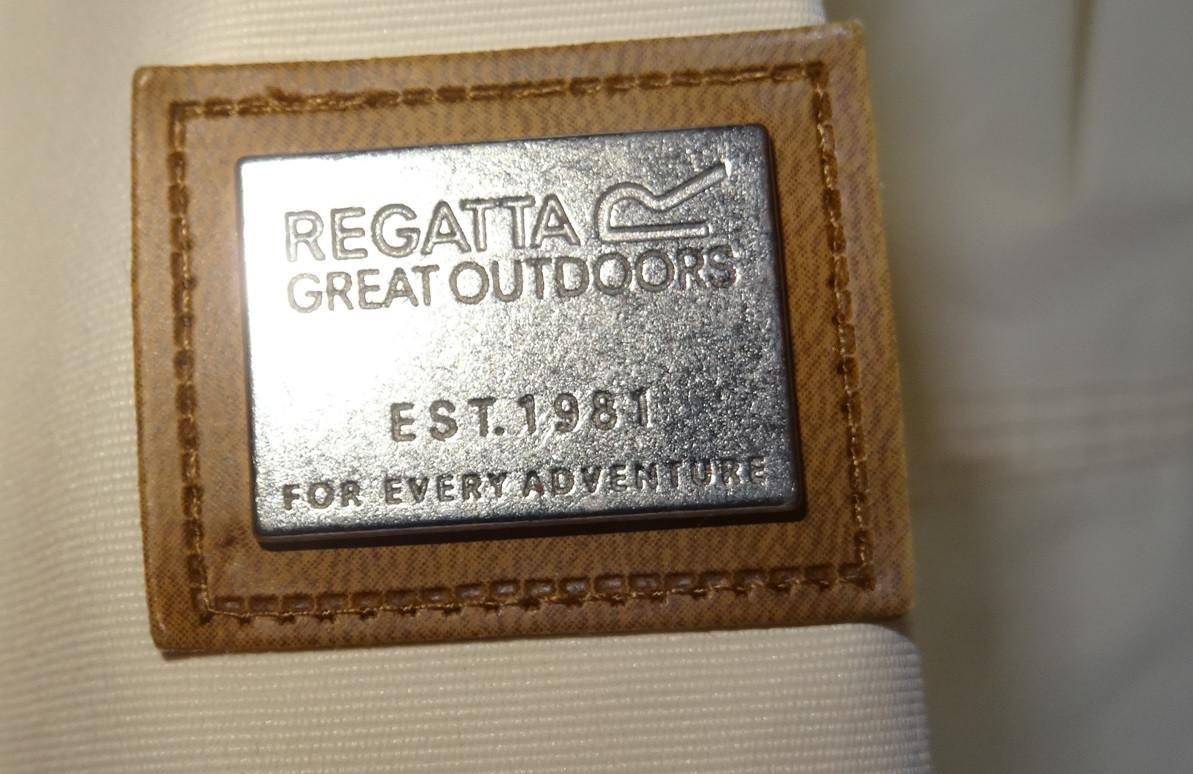 Outdoor jas.met capuchon. maat 44/46 merk REGATTA. ALS NIEUW