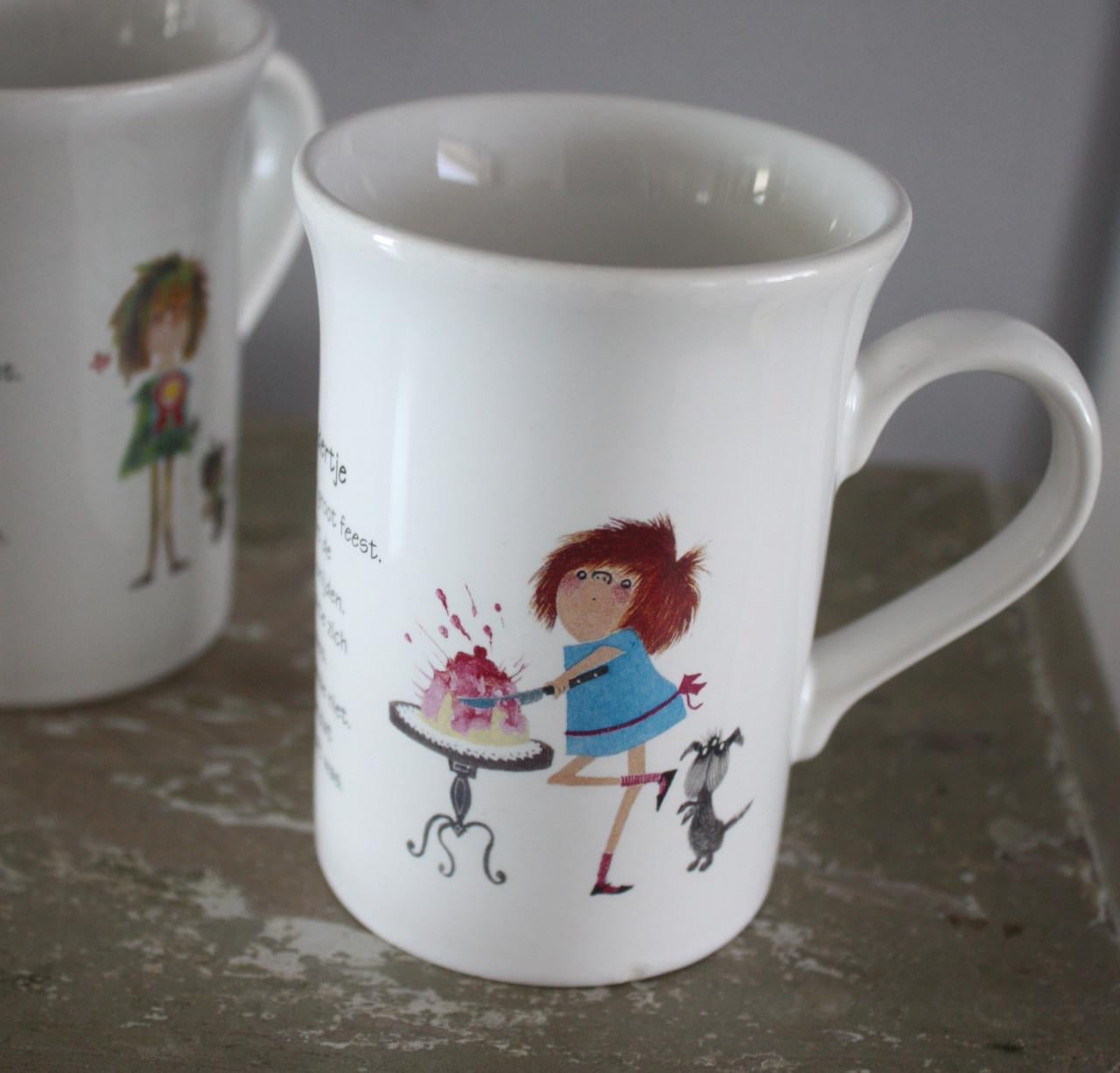 2 leuke nieuwe mokken. Floddertje met een grappig gedicht erop.