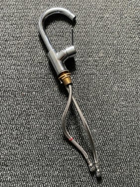 Twee Hansgrohe hoge wastafelkranen (type: Talis)