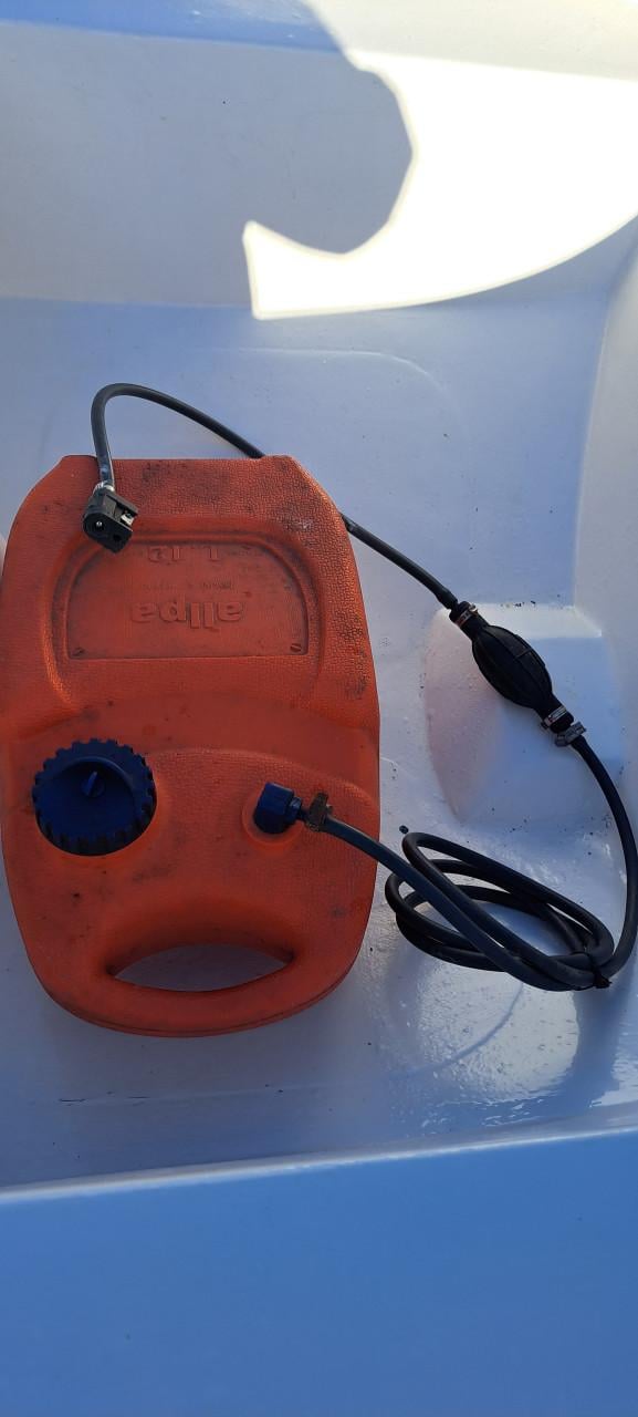 Motorbootje met trailer en buitenboordmotor