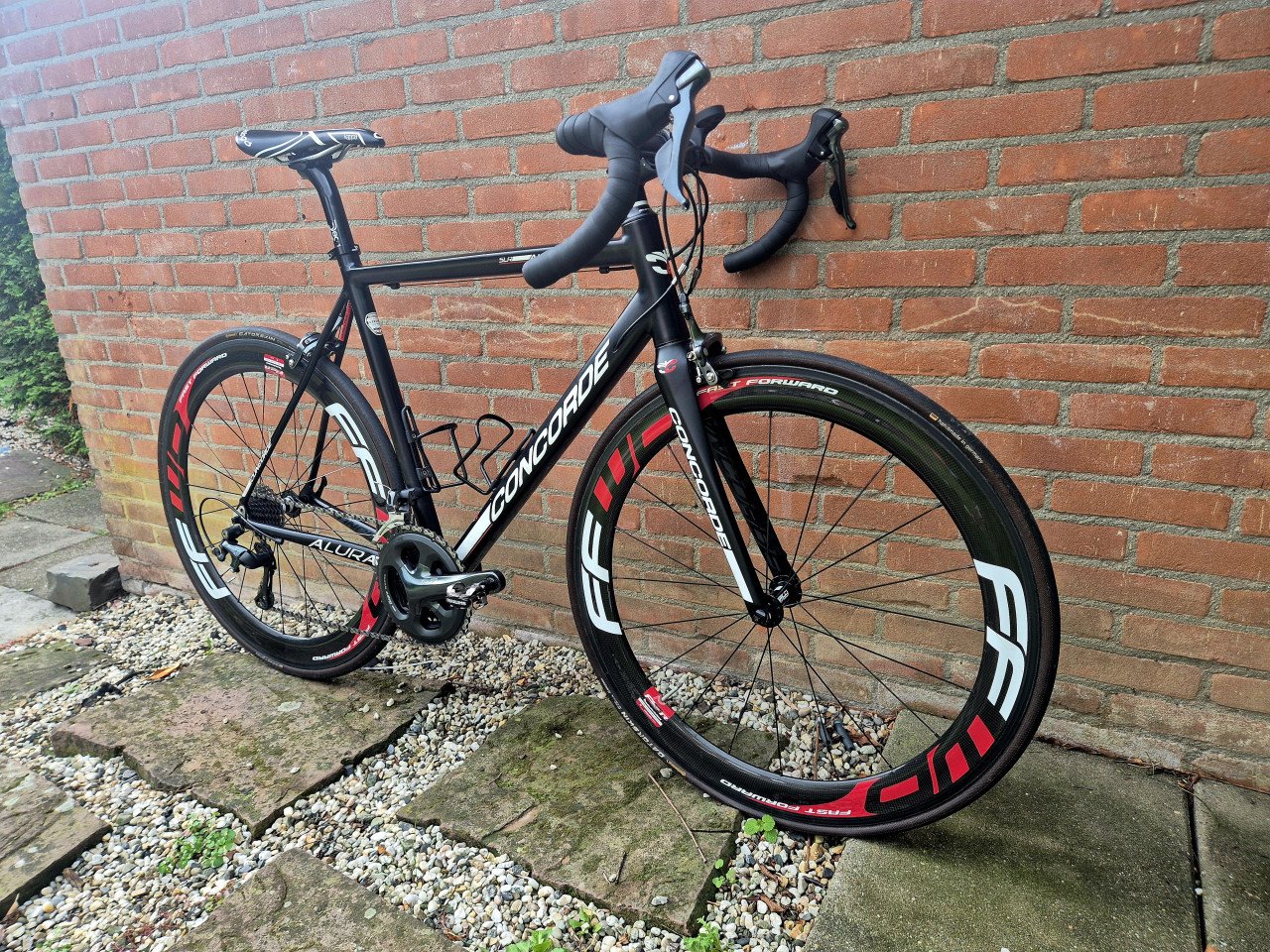 Concorde alura slr met handgespaakte carbon wielset