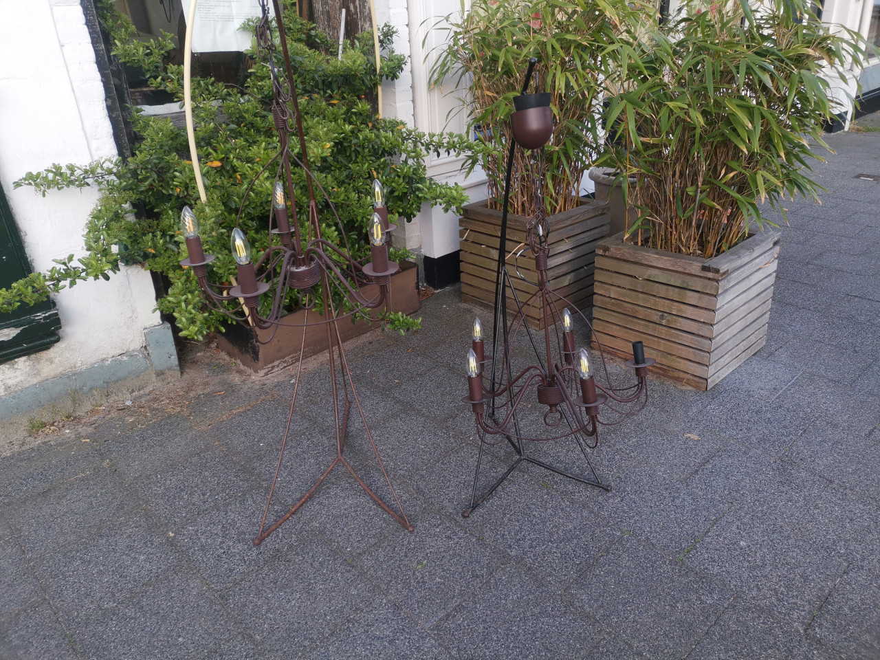 Twee brocante plafond kroon lampen