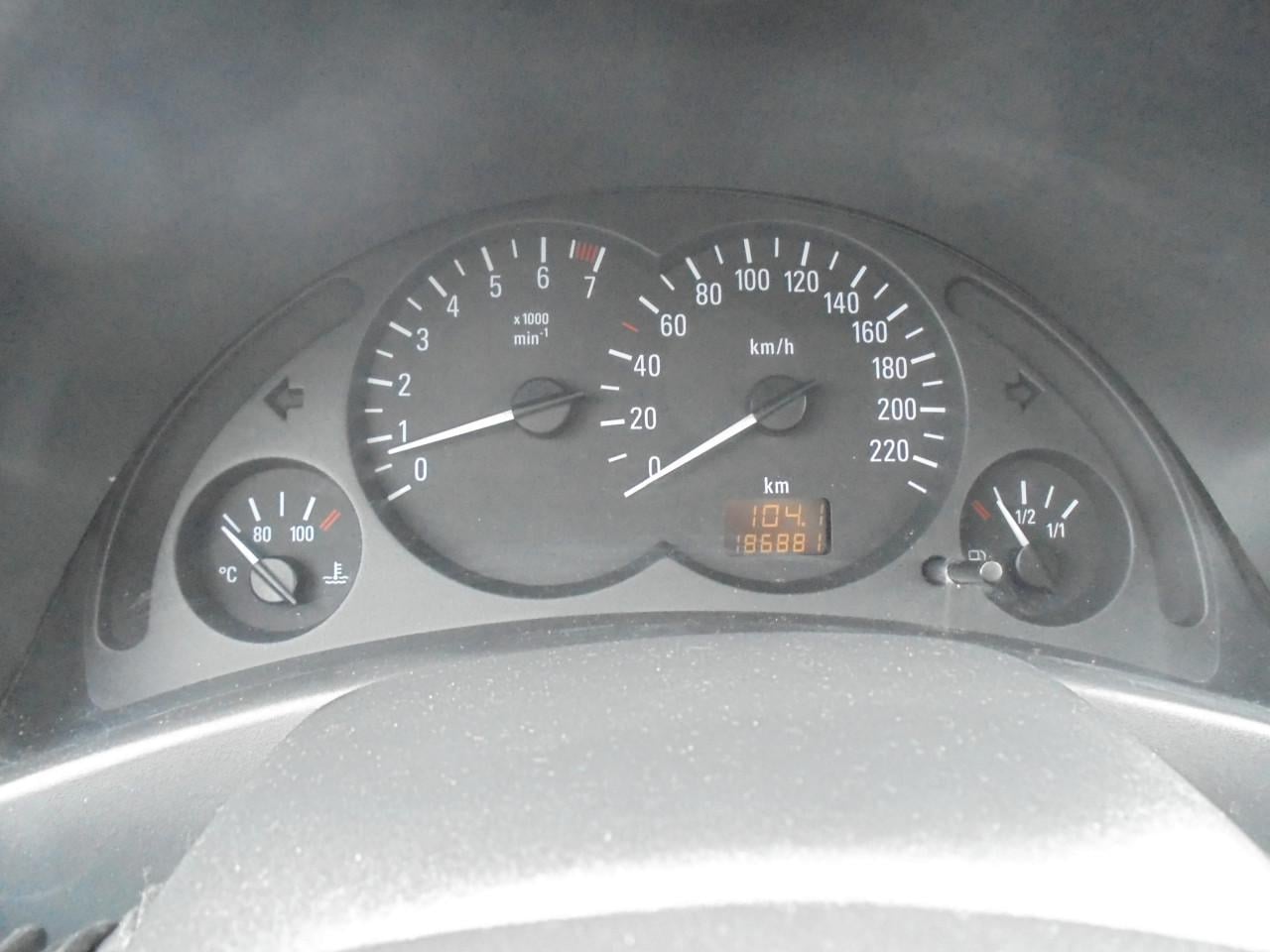 Opel Corsa 1.2I-16V in de Enjoy uitvoering met 186.881 km en N.A.P en Apk