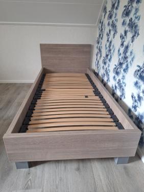 1 persoonsbed met nachtkastje