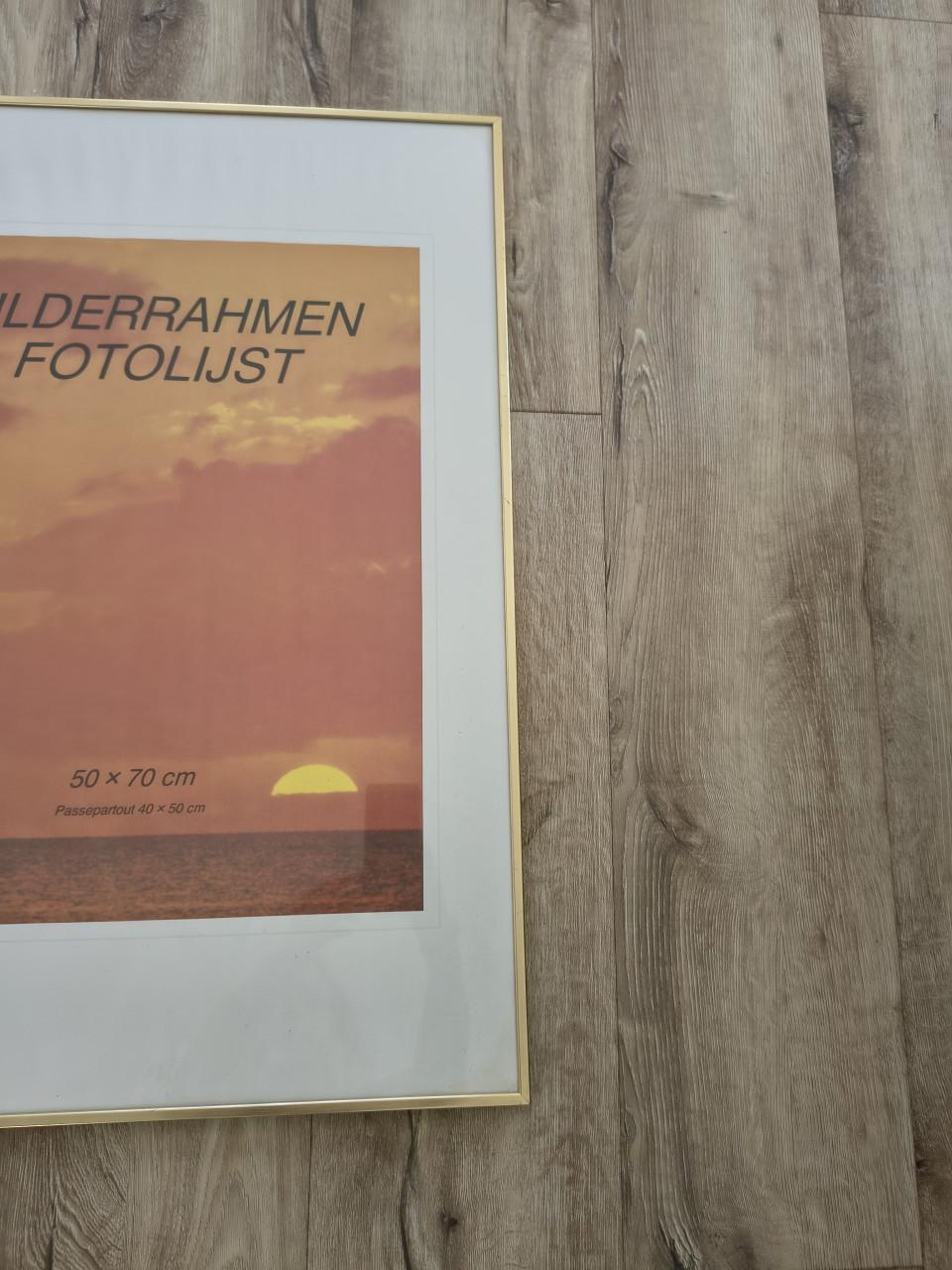 Prachtige, grote passepartout. Gouden lijst, 50 x 70 cm.