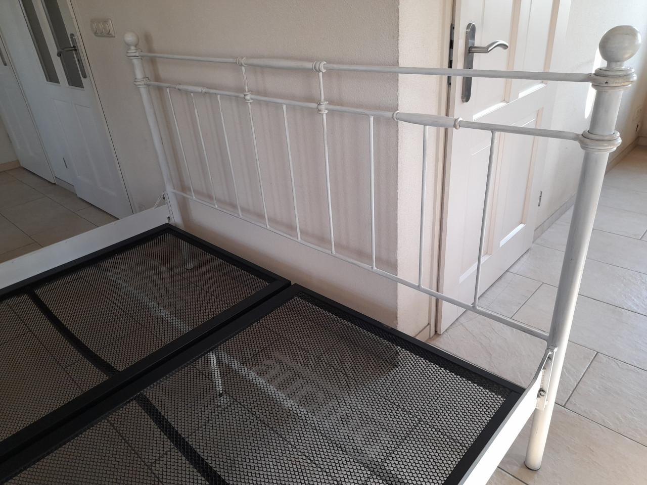 Stevig 2 Persoons bed 180 x 200 met Auping spiralen (in goede nette staat )