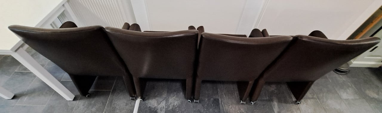 4 bruine kunstlederen stoelen op wieltjes