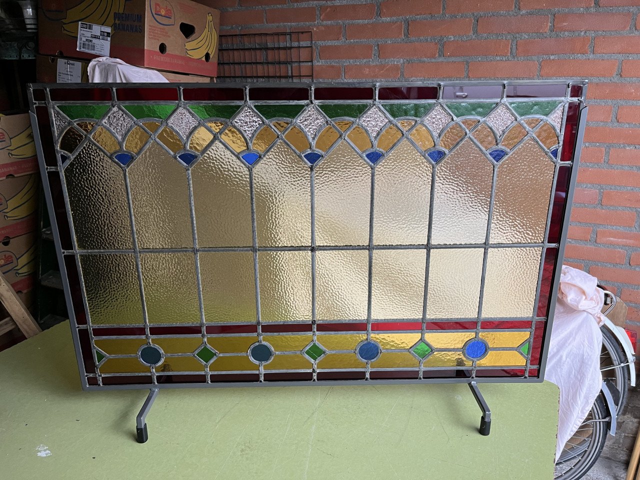Glas in lood voorzetraam in gekleurd glas en metalen frame NIEUW