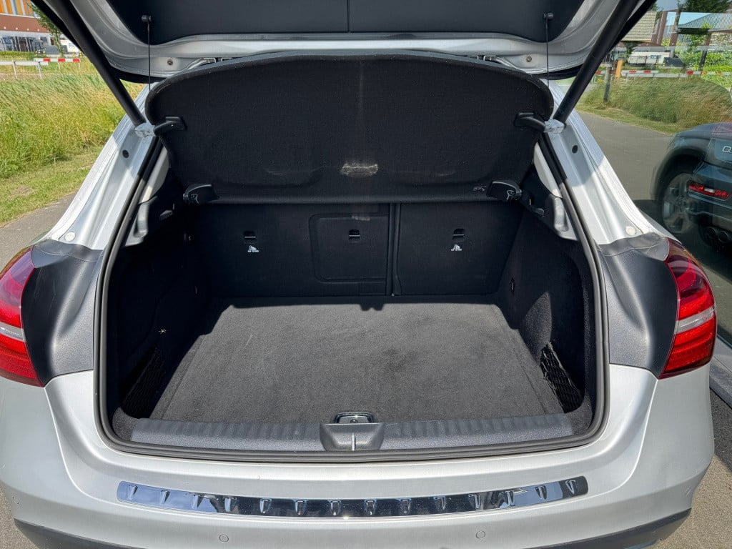 Mercedes-Benz Gla-klasse 180 business solution amg automaat / panoramadak ,