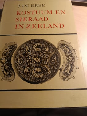 1967 J. de Bree Kostuum en Sieraad in Zeeland.