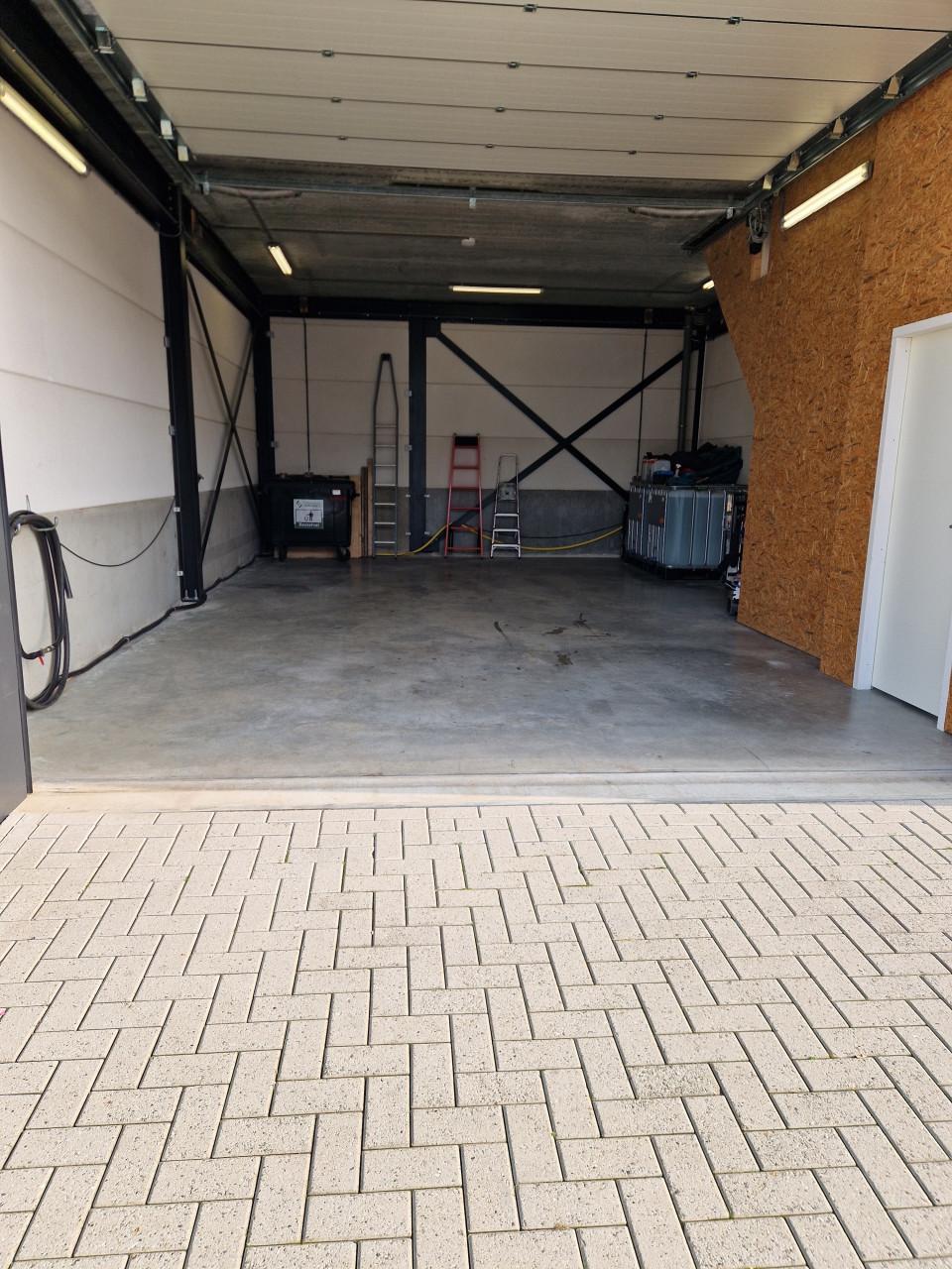 Loods met kantoorruimte