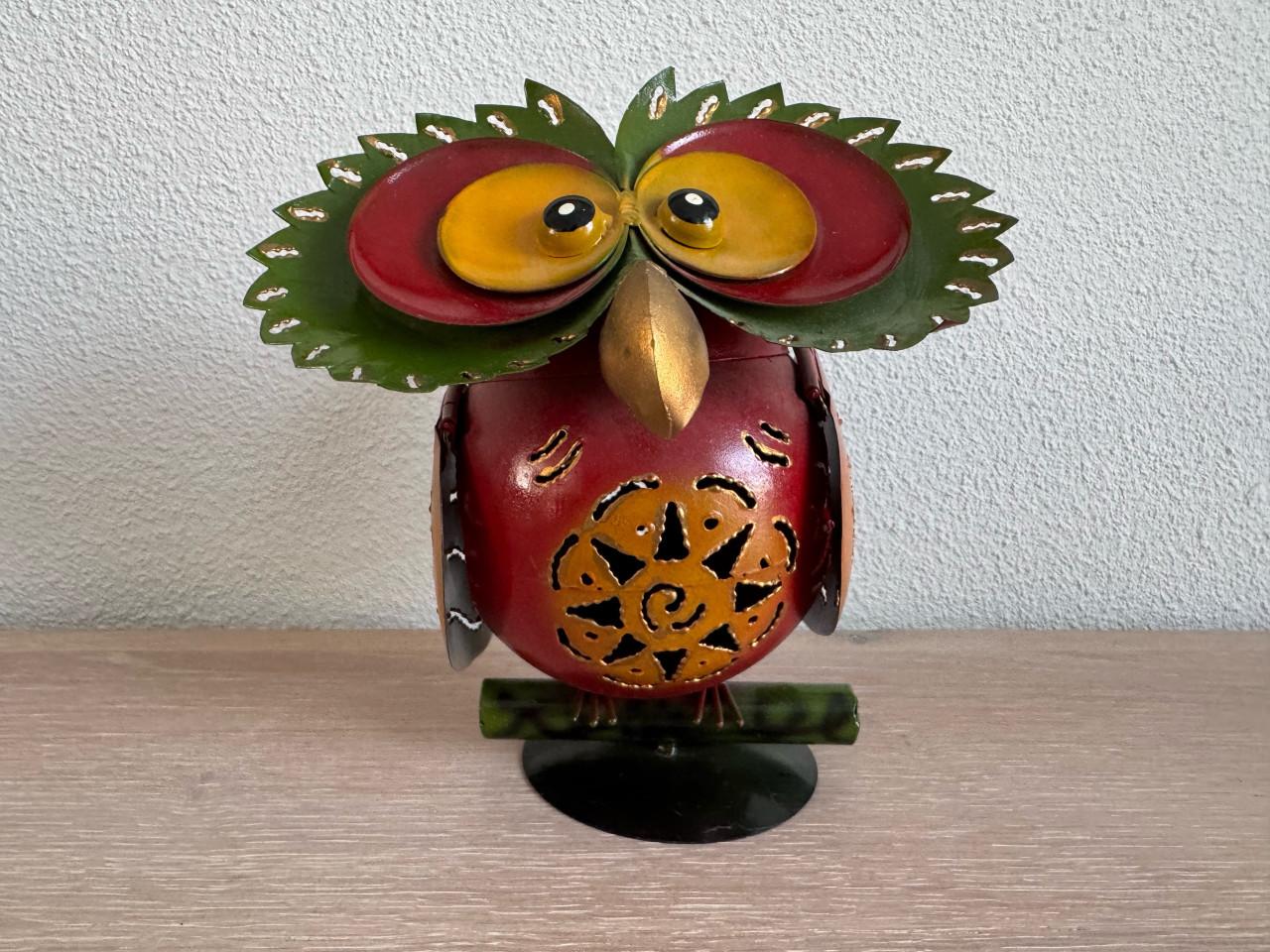 Handgemaakte, kleurrijke uil van gerecycled blik