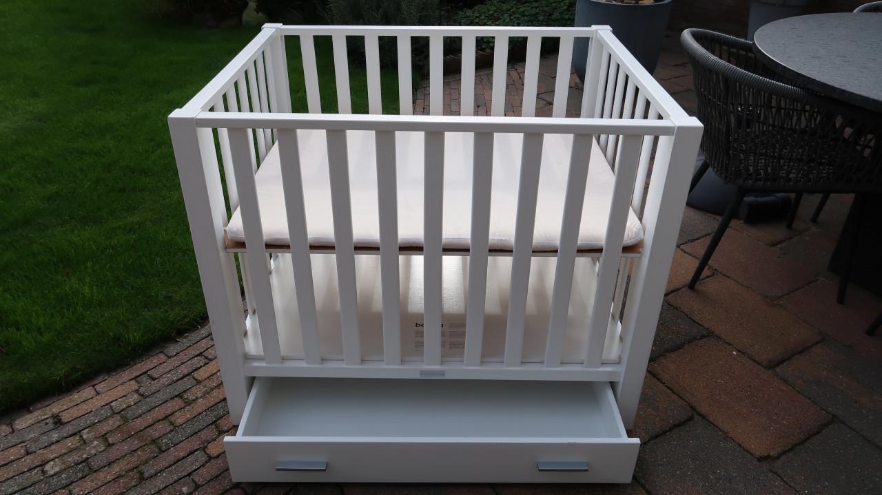 Mooie witte Bopita box met lade + matras + hoeslaken. In hoogte verstelbaar