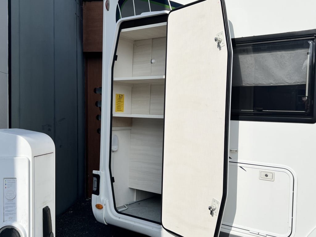 Chausson Onbekend 757 welcome | 2 enkele bedden + 1 groot bed | camera | tv