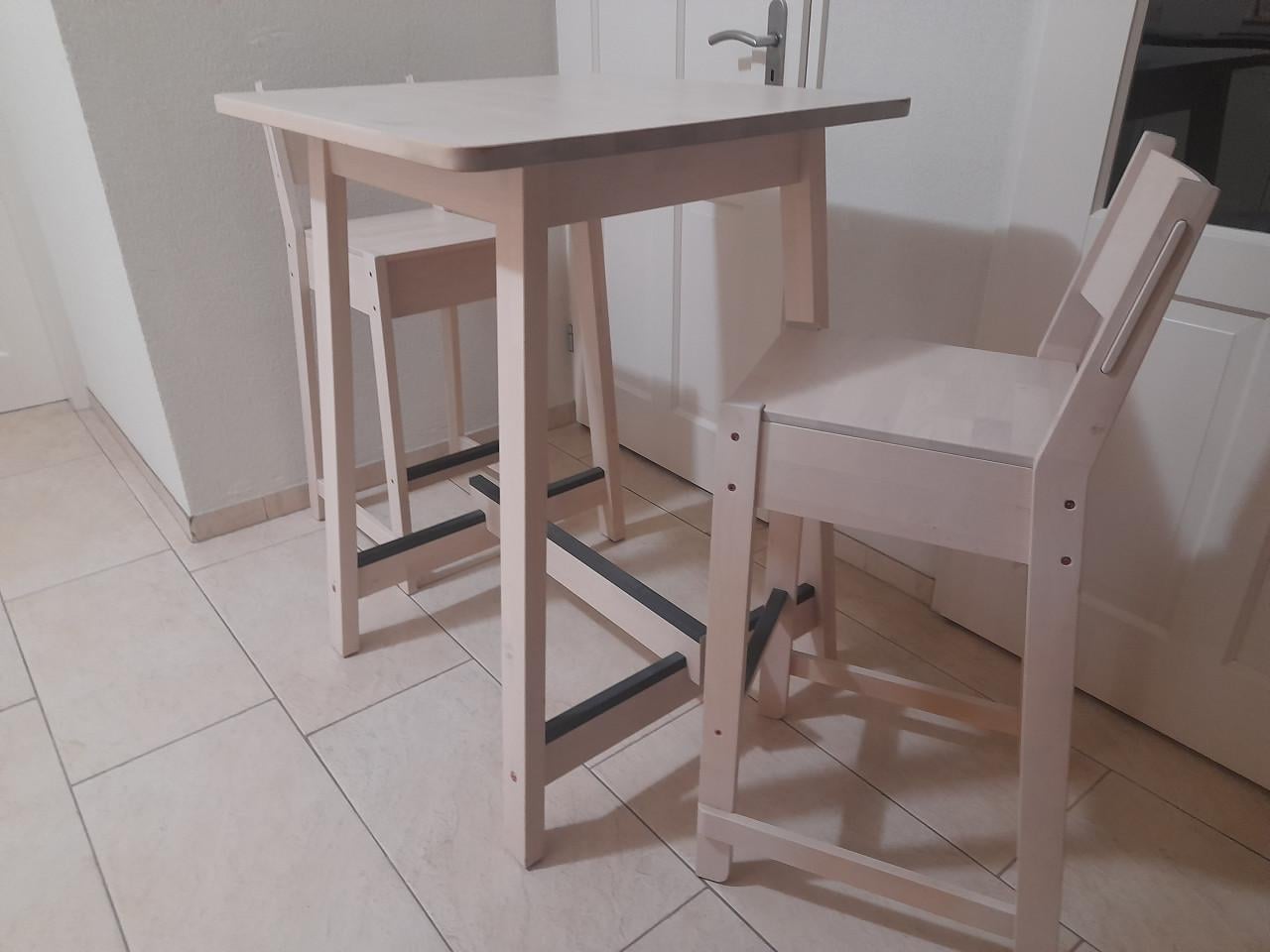 Bartafel 75 x 75 met 2 barkrukken (in goede nette staat )