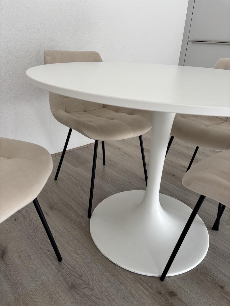 Eettafel en stoelen