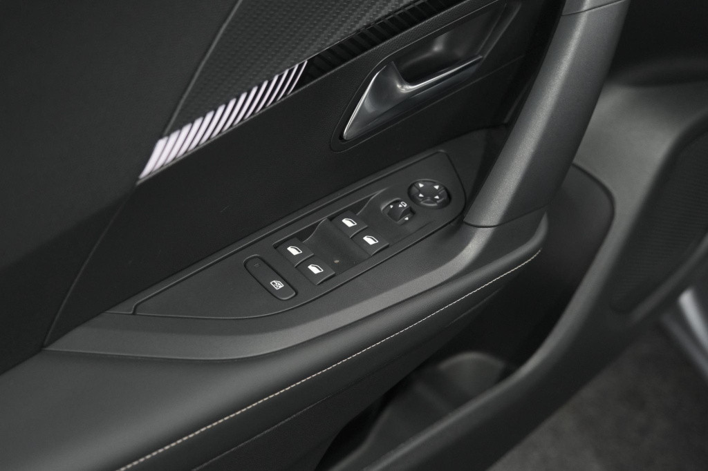 Peugeot 2008 puretech 100 allure | camera | navigatie | apple carplay | par