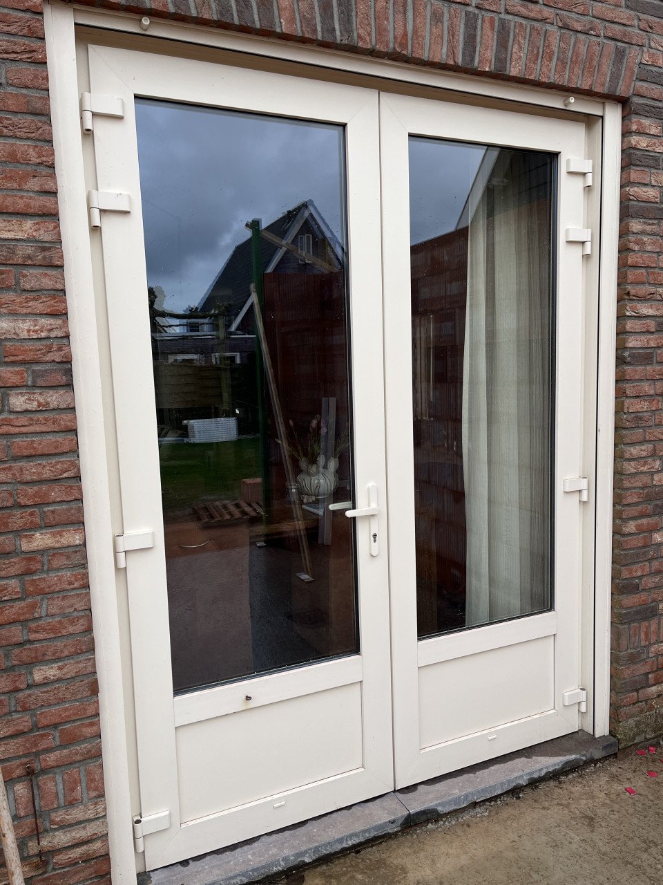 Kunstof tuindeuren en raam met kozijn  , incl rolluiken.