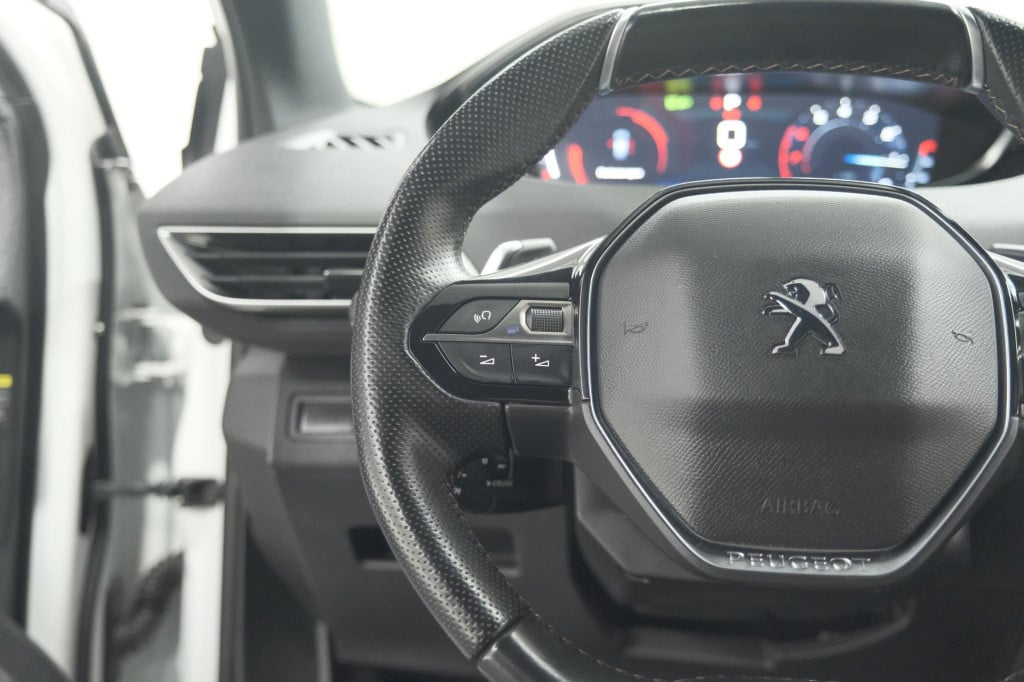 Peugeot 3008 puretech 130 gt-line | camera | dodehoekdetectie | navigatie |