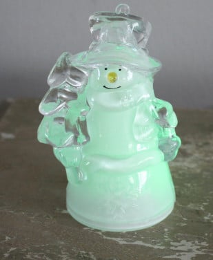 Kunststof sneeuwpop met verschillende kleuren licht