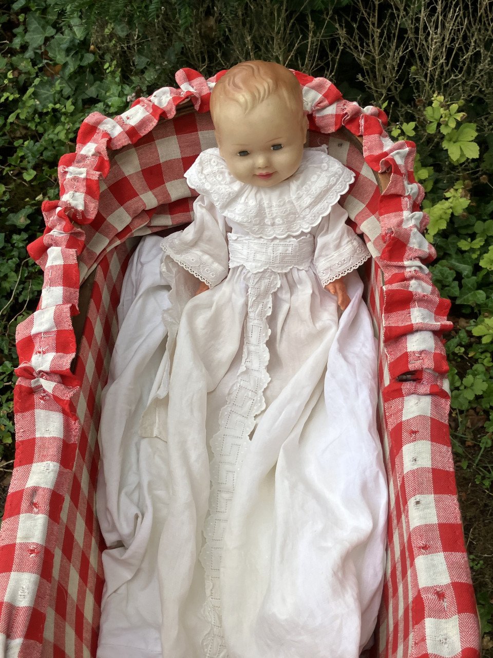 Vintage poppenwagen met lieve pop