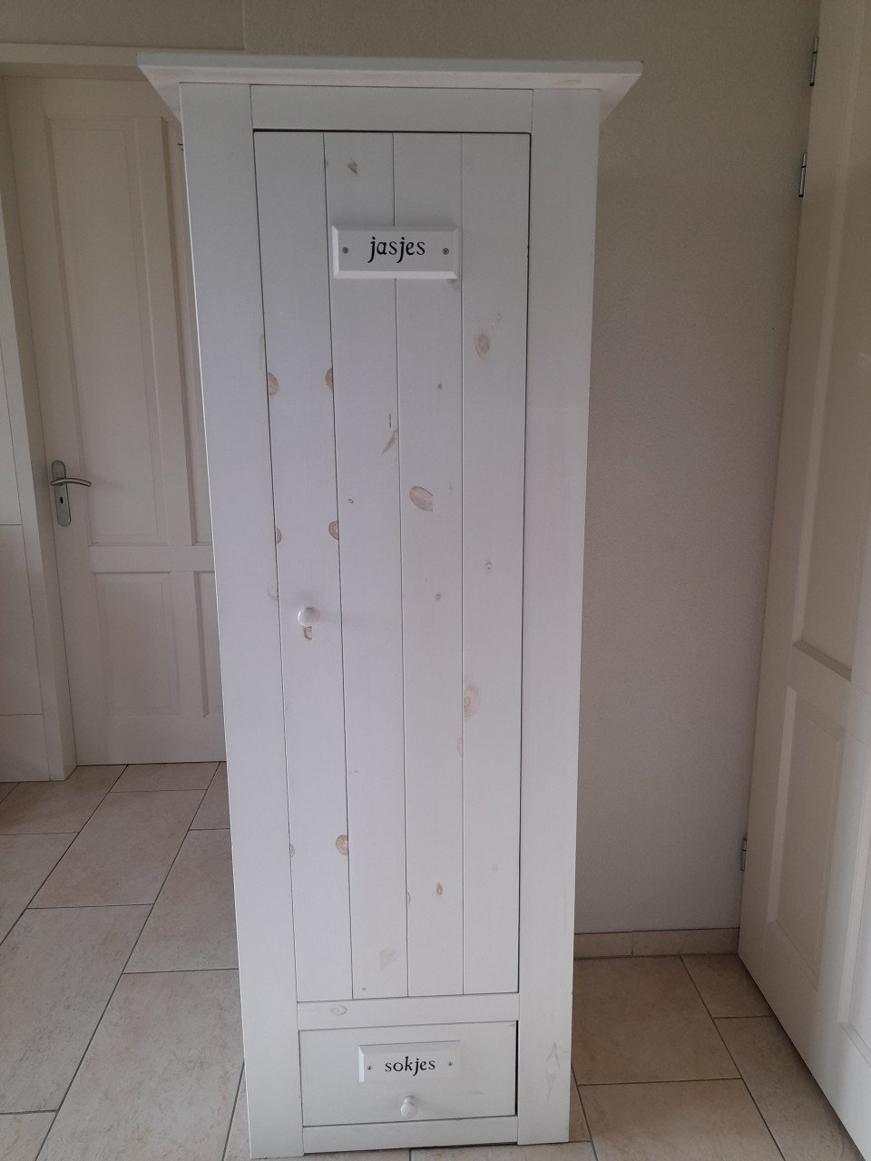 Leuke kast met hang en legplanken   56 x 67 x 179H  (in goede nette staat )