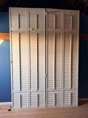 Hoge houten shutters te koop.