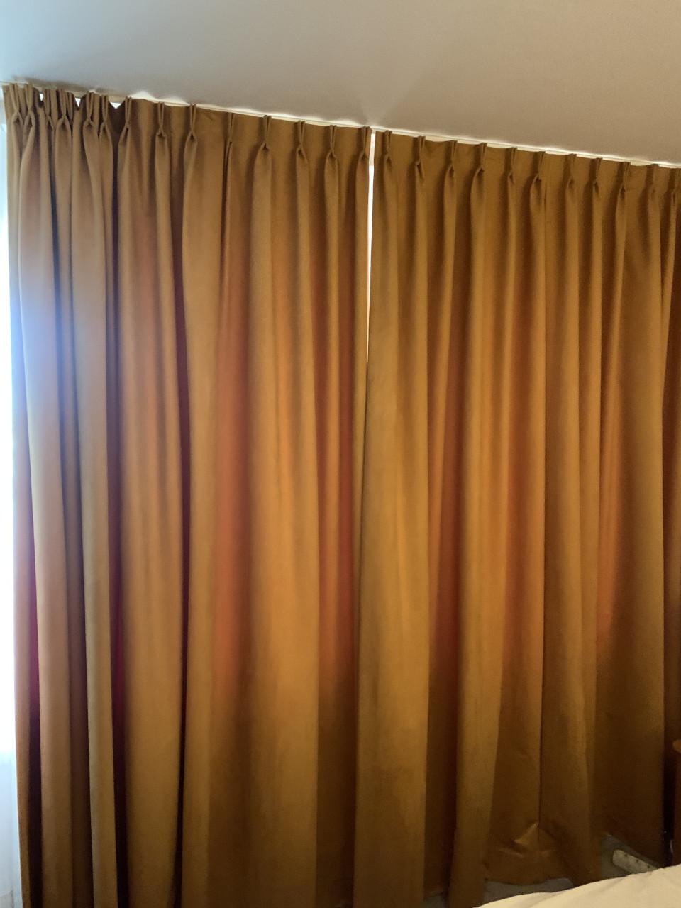 Velours gordijnen tegen de kou