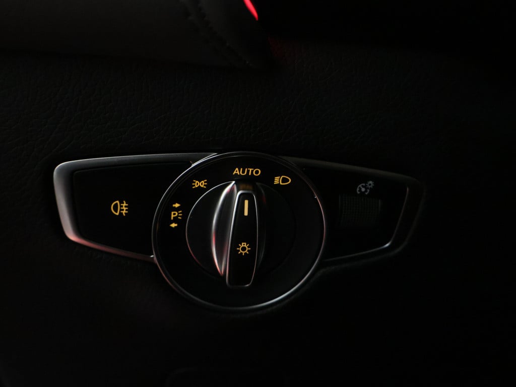 Mercedes-Benz Eqc 400 4matic amg line 80 kwh | schuifdak | trekhaak | stoel