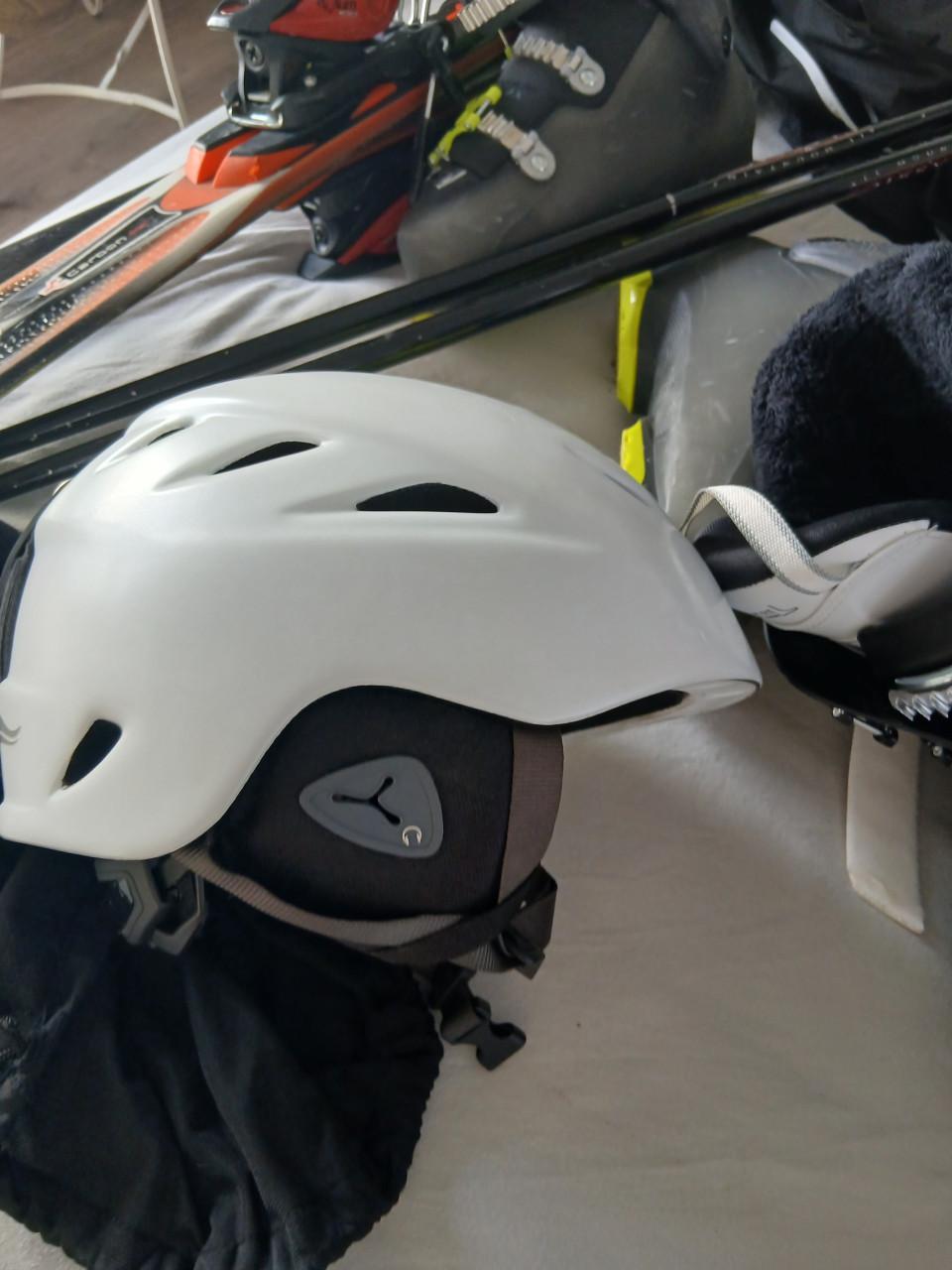 Ski's Rossignol, schoenen, helm, stokken, kleding