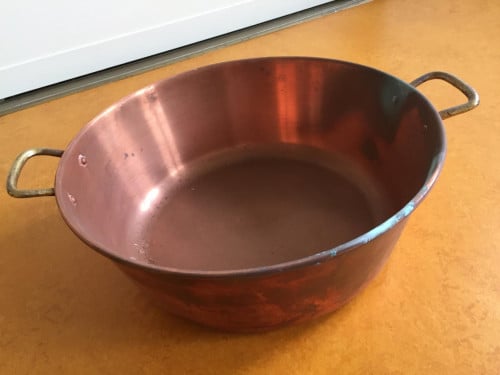 Koperkleurige schaal / pan