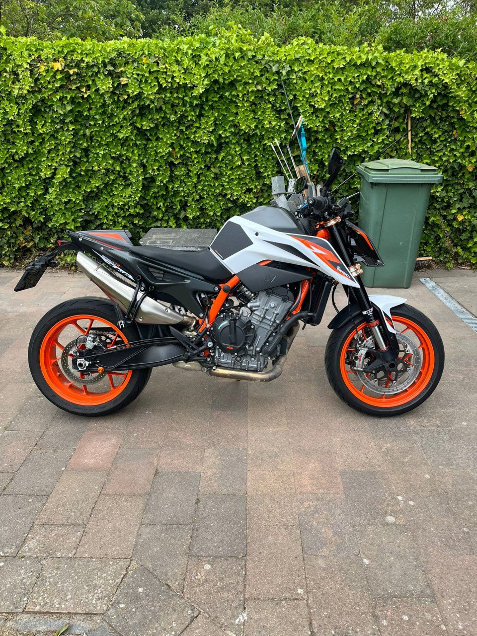 KTM 890 Duke R