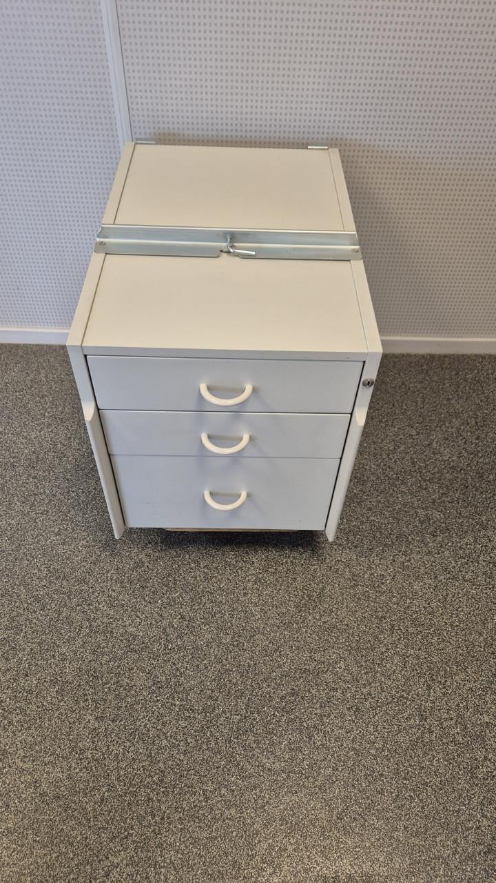 Kantoormeubelen bureau, ladekast, kast