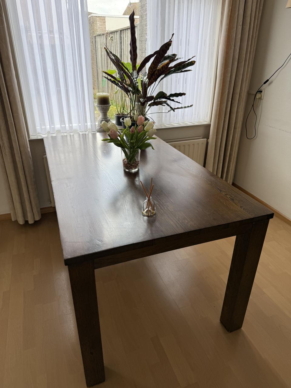 Stevige Eettafel Teak. 160x90. Hoogte 77,5 cm.