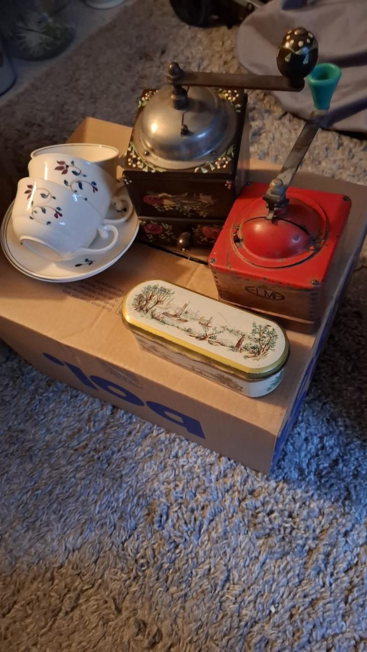 2 koffiemolens, kop en schotels, en lepeldoosje