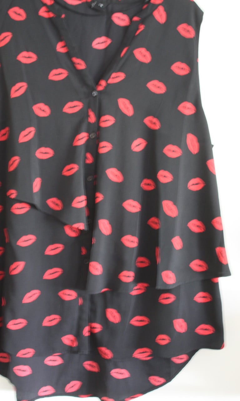 Zwate blouse met rode lippen  maat 52
