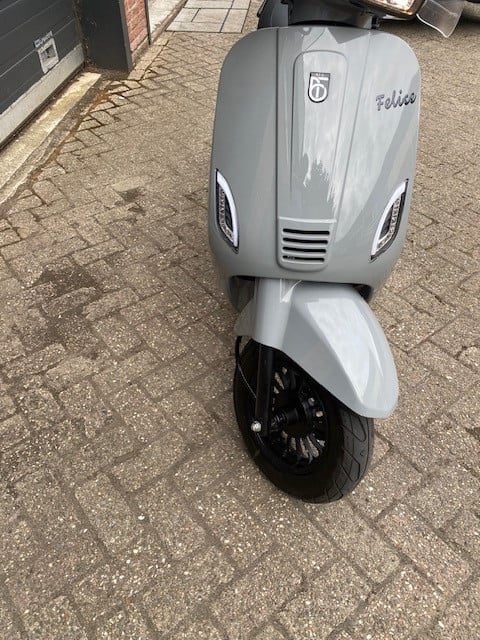 Schitterende btc gts agm vespa look nardo grey euro 5 injectie nu 1199 euro