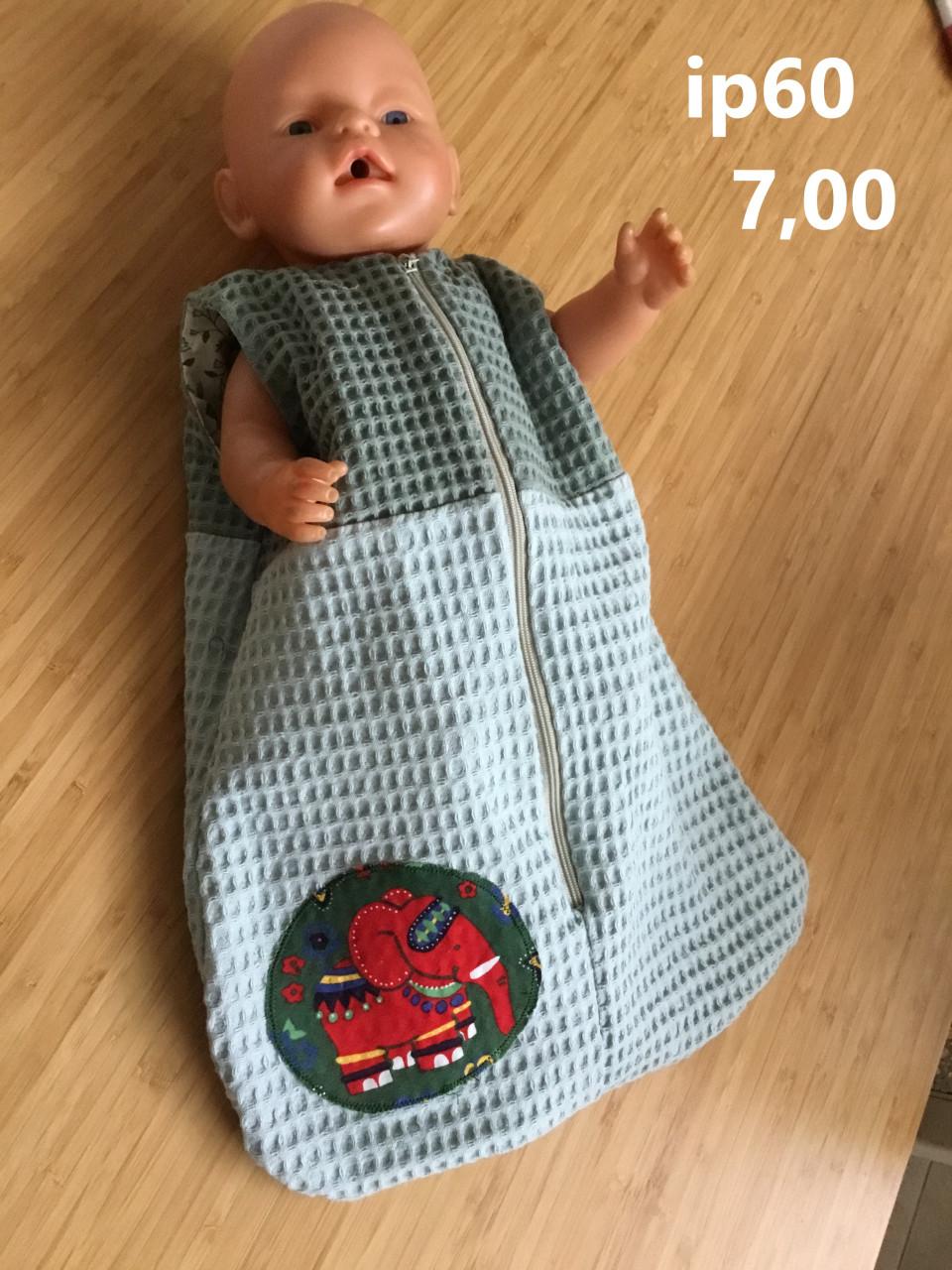 Poppenkleertjes baby born. Slaapzak. Opbrengst KiKa.