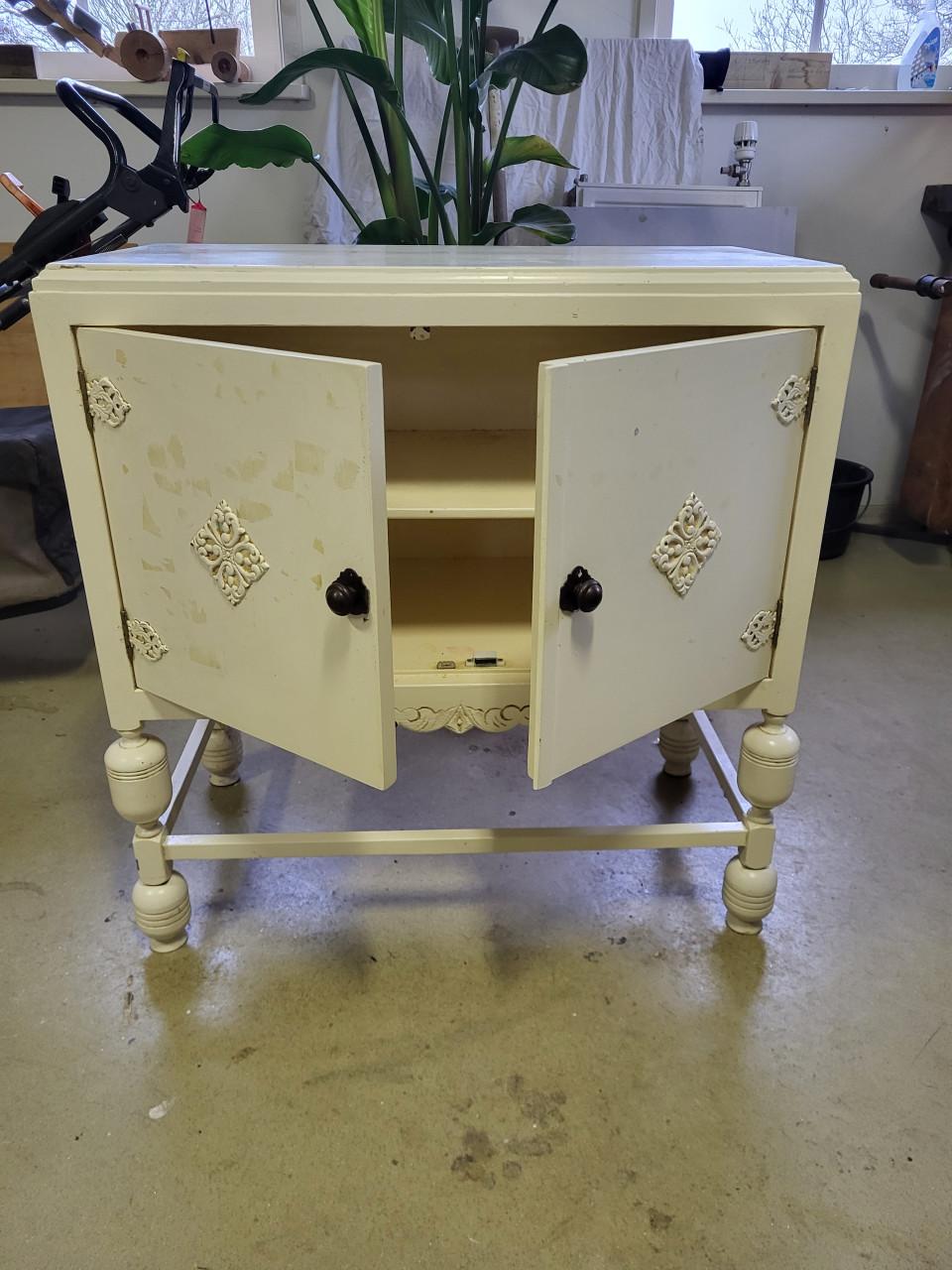 Diverse meubeltjes uit grootmoeders tijd