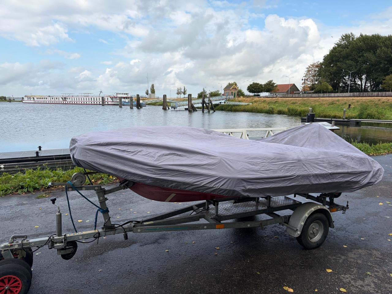 Narwhal onzinkbare rib met 25pk bb motor en Pega trailer