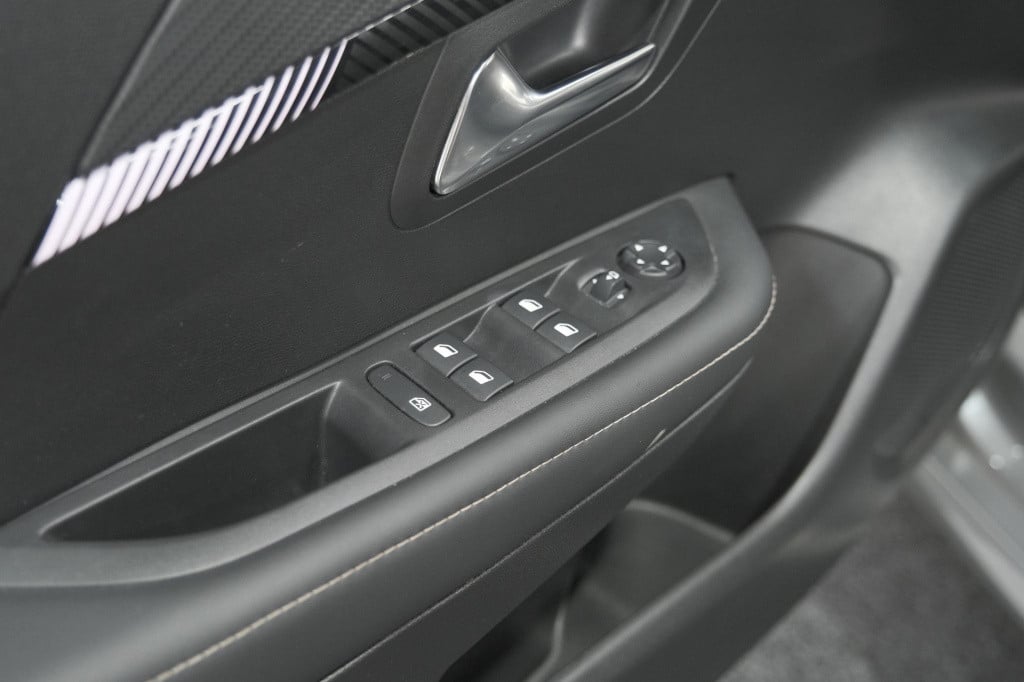 Peugeot 208 hybrid 100 e-dcs6 allure | camera | keyless entry | apple carpl