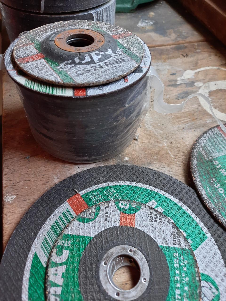 Partij slijpschijven diverse maten, zie foto’s.