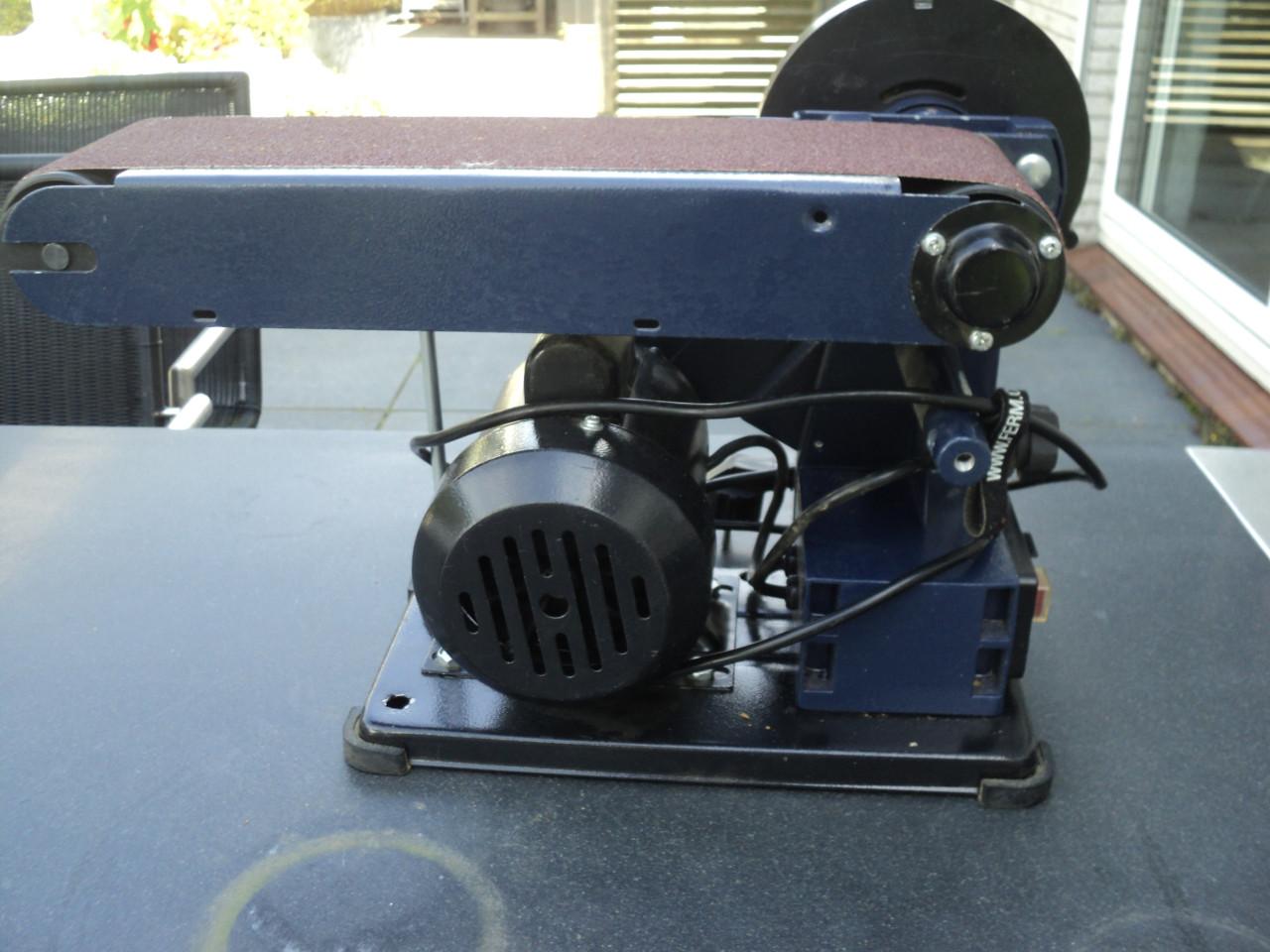 Ferm bandschuurmachine met tal van nieuwe banden 35,-