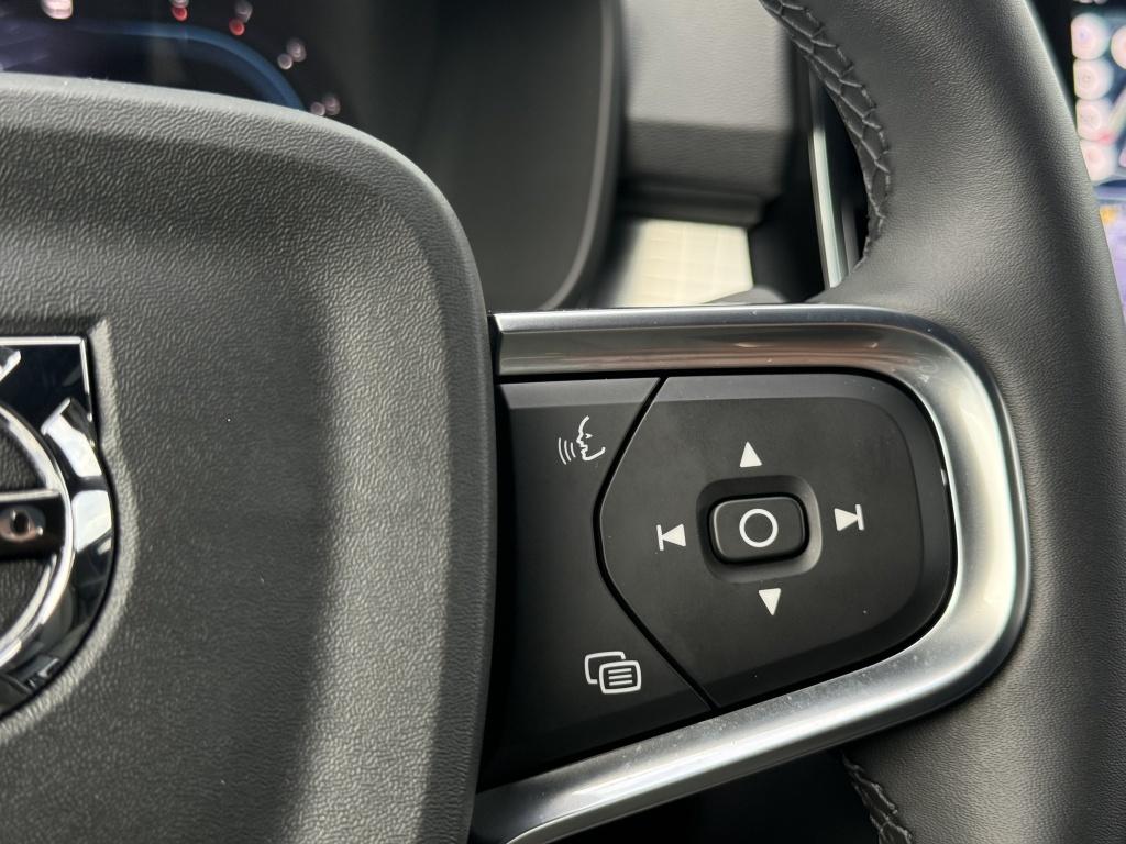 Volvo XC40 b4 197pk plus dark |adap.cruise| trekhaak | camera| elektrische