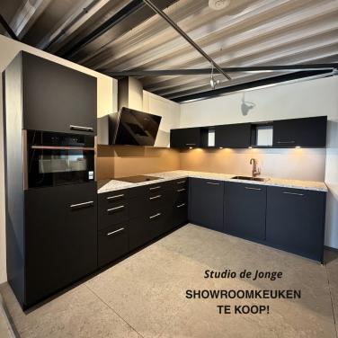 Stijlvolle showroomkeuken met een luxe uitstraling