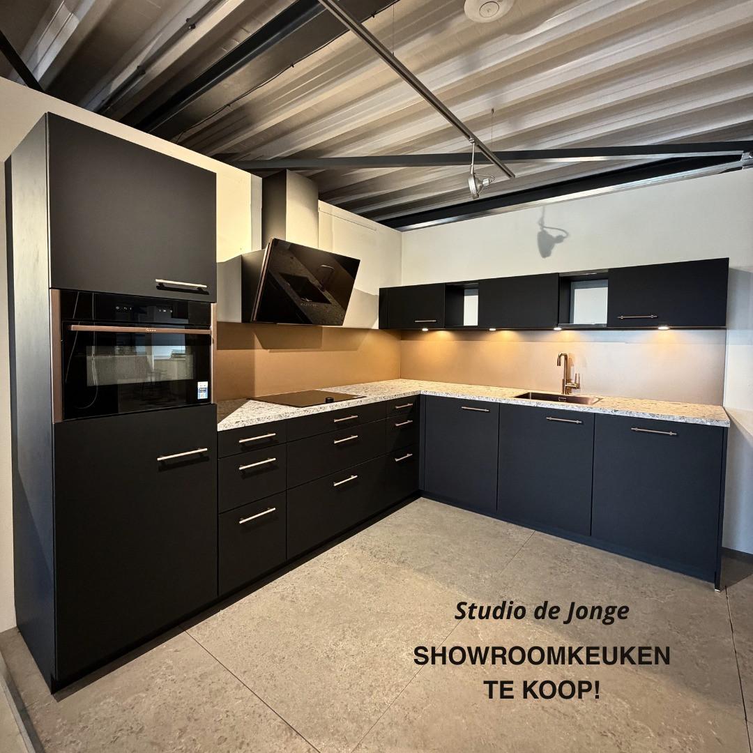 Stijlvolle showroomkeuken met een luxe uitstraling