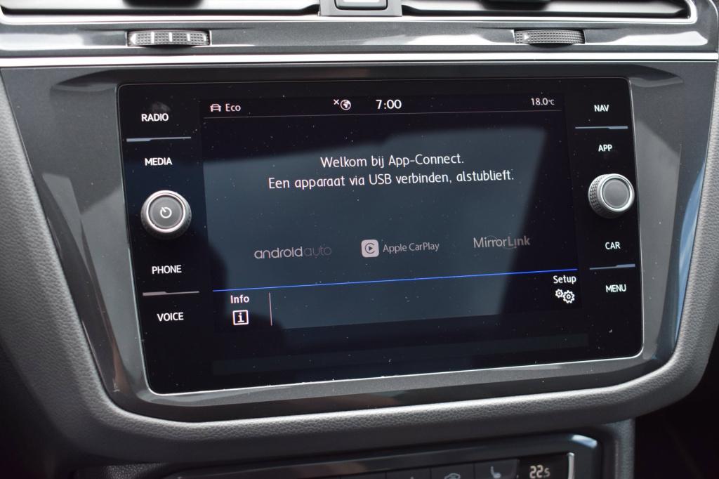 Volkswagen Tiguan 1.5 tsi act r-line | trekhaak | camera | stoelverwarming 