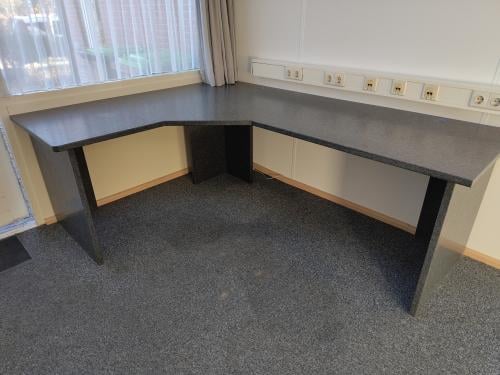 Bureau van natuursteen