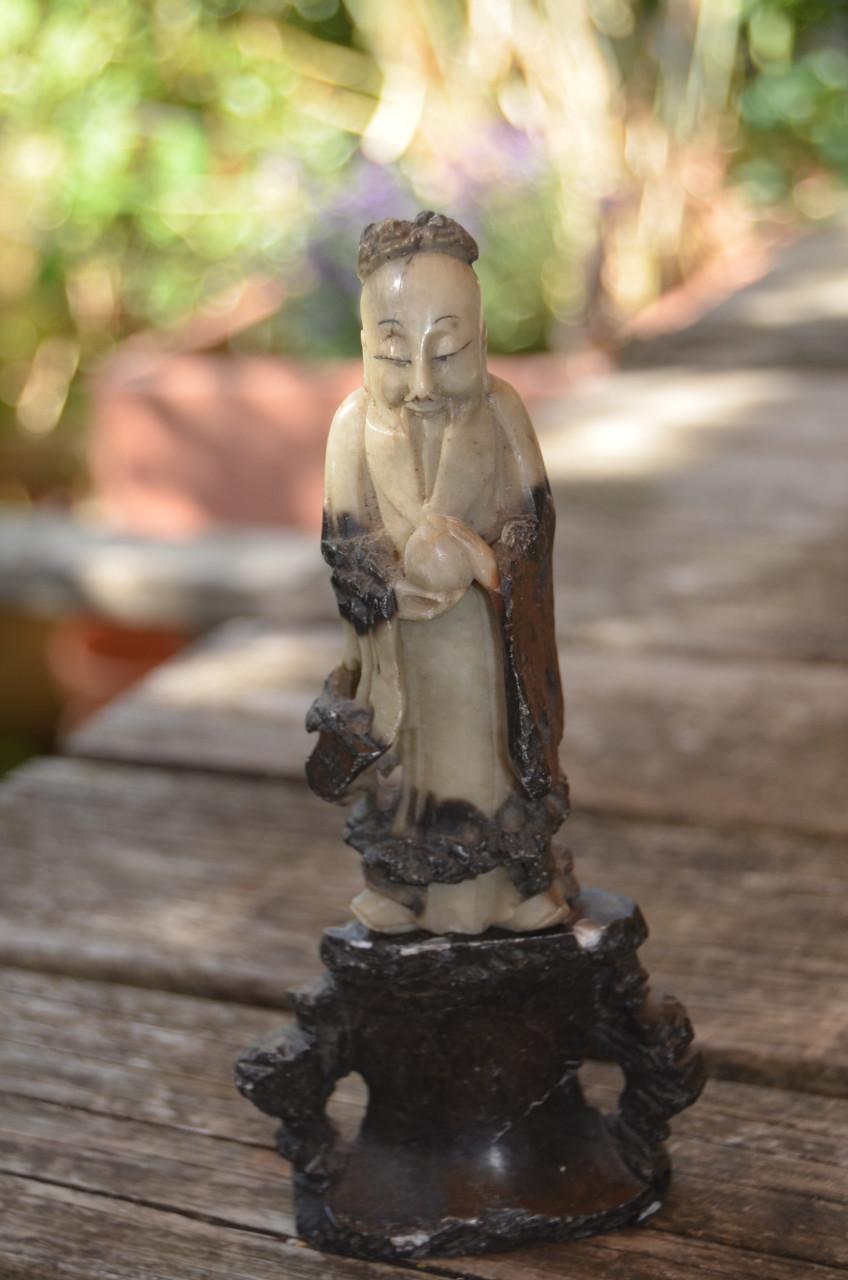 Spekstenen beeldje van een Chinese wijze
